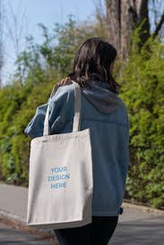 Tote bag over the shoulder of a woman